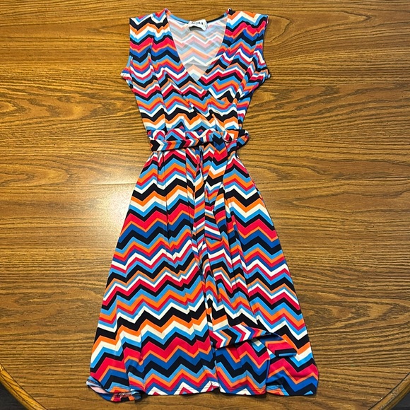 Leota Dresses & Skirts - Leota Finnely Faux Wrap Tie Chevron Dress